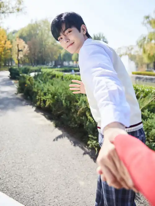 黄明昊撞上侯明昊,同是校园系搭配,化身初恋系男友