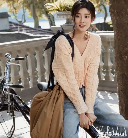 乔欣生日后首现身,彩色开衫配毛绒帽可爱温暖,奶牛挎包好精致
