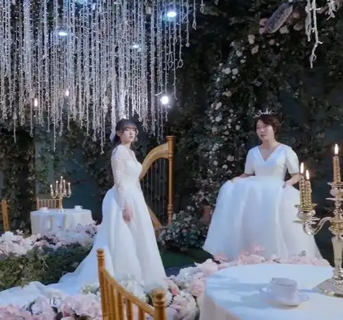 程潇和闺蜜一起穿婚纱,当她从试衣间出来,像是韩剧女主角