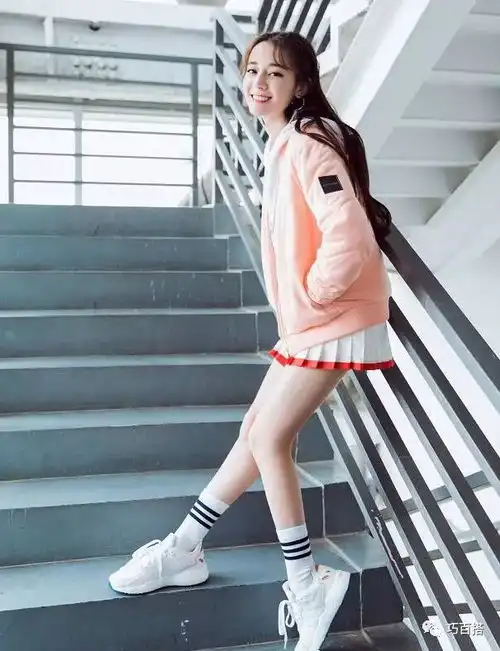 热巴出席某活动,变身运动系少女,胖迪变肥迪,网友奶味十足造型