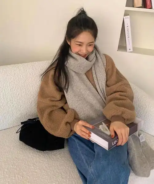 抓住冬天的小尾巴,选择大地色系打造复古穿搭,造型简约还新潮