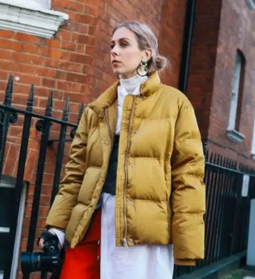 羽绒服别只穿黑色了,今年流行的是亮色系,时髦减龄不沉闷