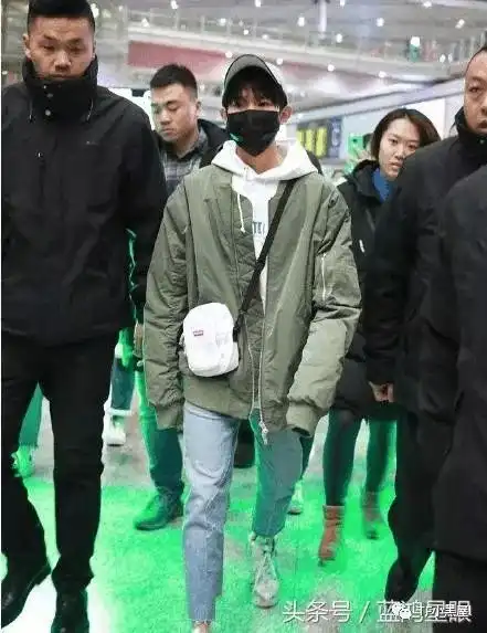 王源与易烊千玺结束行程回国,分别现身首都机场