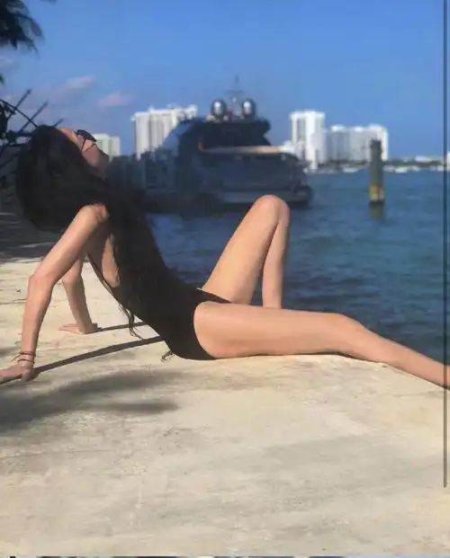 被72岁王薇薇的少女身材圈粉了,黄色吊带连衣裙,减龄又高贵