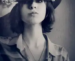 头像女黑色带帽