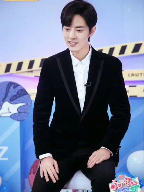 183cm肖战和189cm刘宇宁,仗着腿长任性挑战黑西装造型,谁更有范