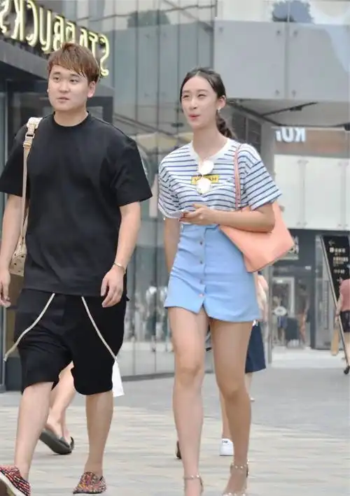 路人街拍,美女选择一款白色衬衫,显得非常漂亮