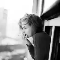 女生头像冷酷黑色系真人吸烟冷酷黑色女生头像