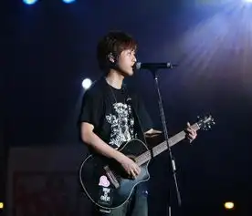 我要一个阿信戴眼镜弹吉他的样子