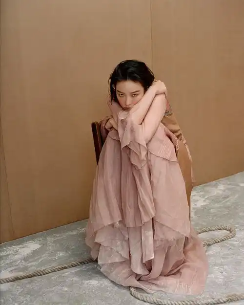 倪妮不愧是气质女王,酷帅西服vs盐系长裙,演绎复古女超养眼