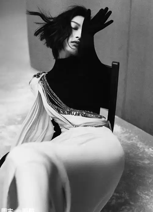 倪妮不愧是气质女王,酷帅西服vs盐系长裙,演绎复古女超养眼