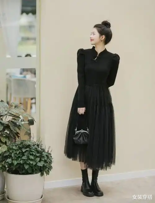 被小黑裙惊艳了,过膝长度配高跟鞋优雅大气,散发女人神秘高级感
