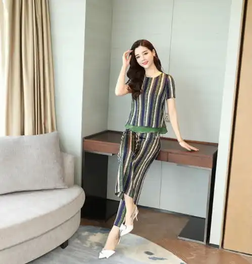 现在越来越多人流行穿显瘦套装了,摩登风尚显身材,出门人见人夸