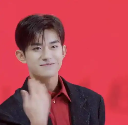 女主持人朝易烊千玺喷香水,千玺闻香水的方式抢镜