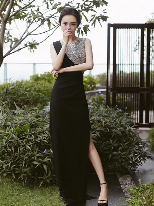 杨幂不愧是时尚辣妈,粉色蝴蝶结童心满满,33岁还少女感十足