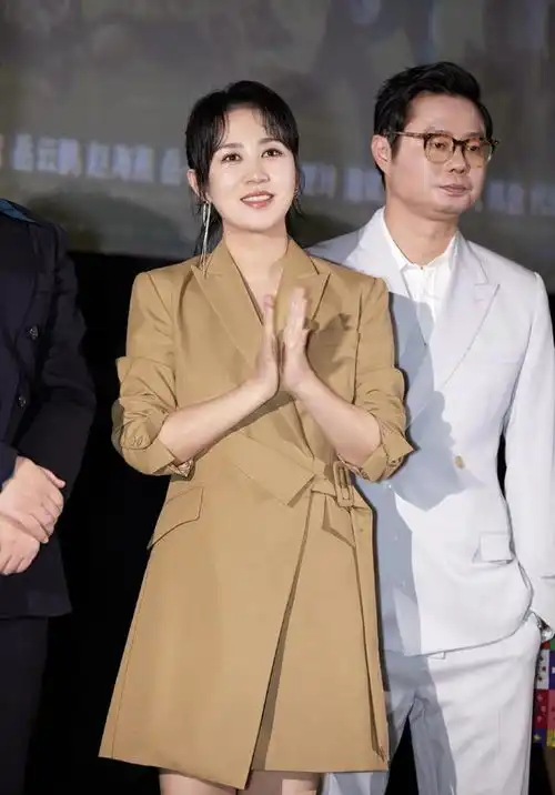 黄色外套叠穿白色卫衣简约低调,率性洒脱,时尚品味真不错