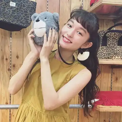 90后冷漠系少女示范极简风穿搭,借鉴她的私服风格绝对不可能撞衫