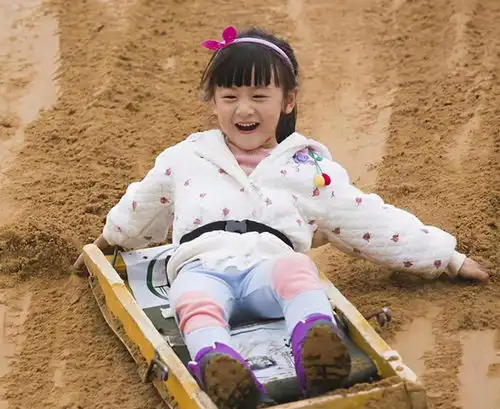 爸爸捧红的孩子,跟成龙大哥成忘年交,五岁走红毯赚钱被批