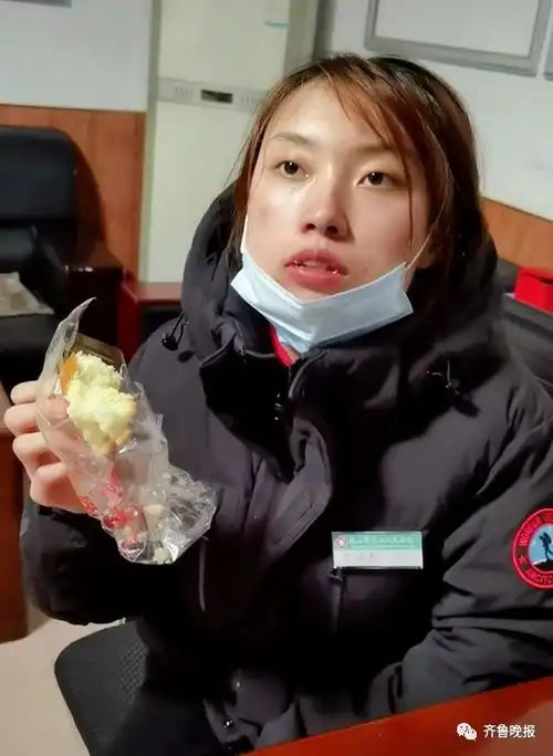 20岁女孩狼吞虎咽吃大饼,一句话让人瞬间泪目