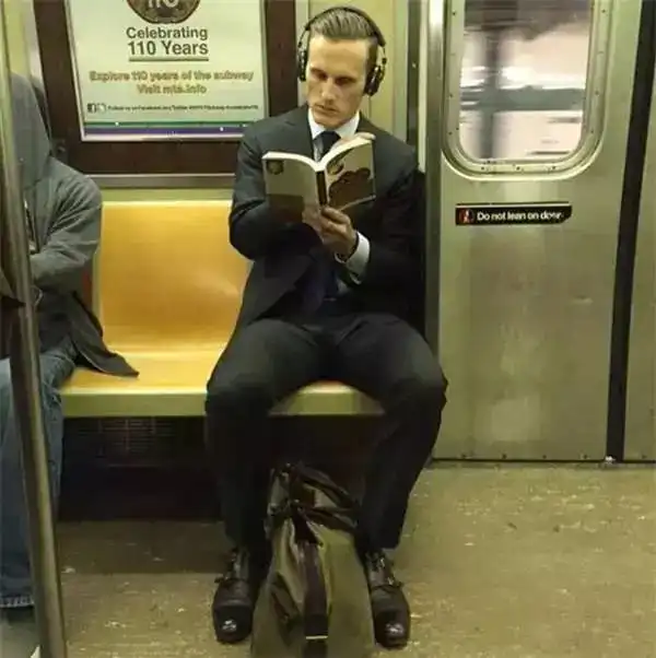 高颜值的人都在看书,你却一直在刷朋友圈