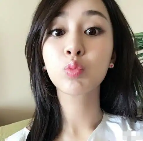 她曾饰演王语嫣的外婆,现在依旧美若少女