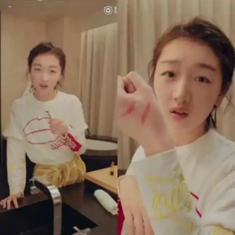 周冬雨素颜亮相,皮草外套粉色亮眼针织衫,少女感爆棚