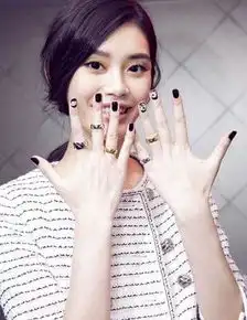 杨幂家中百瓶指甲油比范冰冰面膜疯狂,涂淡色系的杨幂真显黑