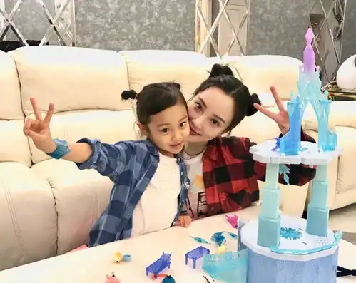 李小璐晒照与女儿庆圣诞,甜馨五官简直是缩小版贾乃亮