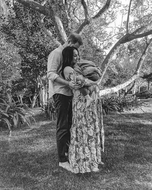 凯特终于公开亮相了一身玫瑰粉造型真美,有力回击梅根暗黑系