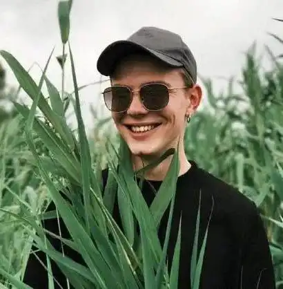 头像活得像风,没有归宿,却也够酷