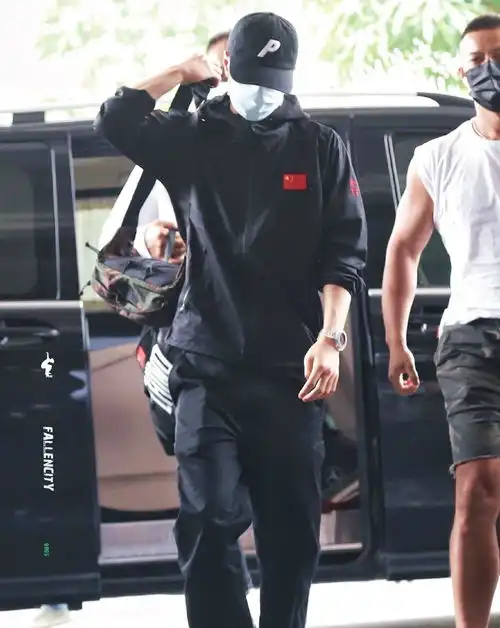 好亮眼王一博回京,国旗款外套引领国潮风,全黑系风格依旧