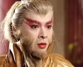 还记得21年前的通臂猿猴吗如今跟周芷若合影,帅成不老男神