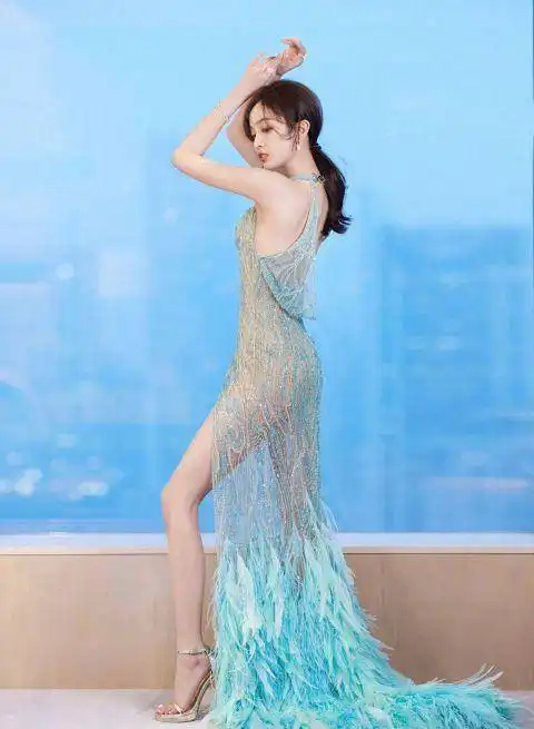 吴宣仪蓝色渐变礼服清新亮丽肩颈线条优越