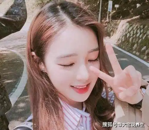 搞笑gif你们都不跟我玩,我自己一个人玩