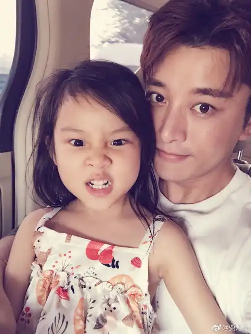 贾乃亮带甜馨开工自拍合照,大腿一细节让网友大呼很污