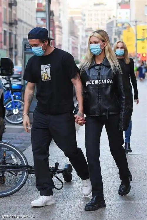 大布与未婚妻合体秀恩爱,穿同色系情侣装太般配,俊男美女很养眼