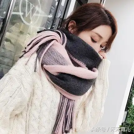 又到一年围巾季,女星又开始戴围巾出街,杨幂围巾搭的确实美