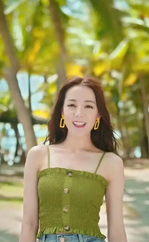 今夏别只穿白色连衣裙,现在火了一种绿色系穿搭,迪丽热巴也在穿