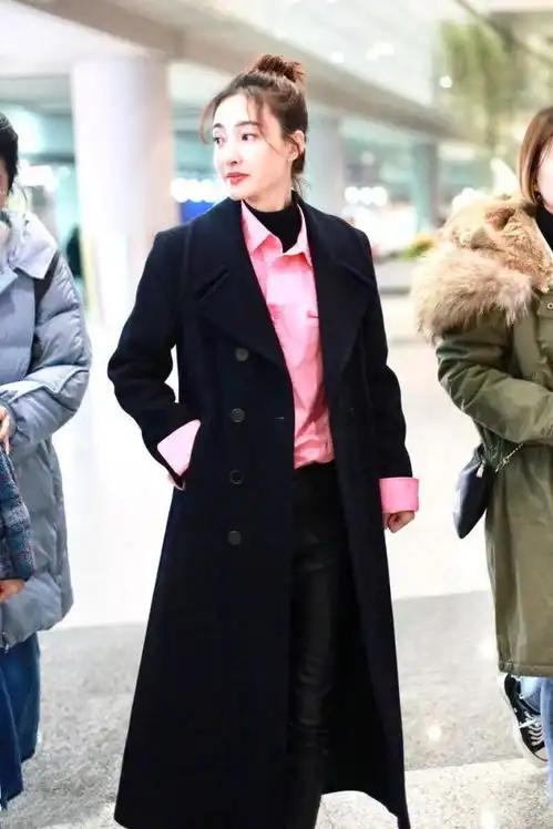 王丽坤气质无敌,穿一袭黑色大衣搭粉色衬衫干练时髦,御姐范十足