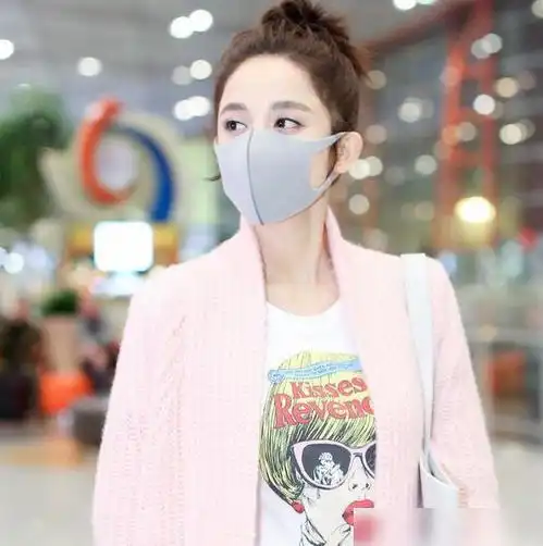 古力娜扎,粉色开衫搭配丸子头,让你轻松拥有少女感