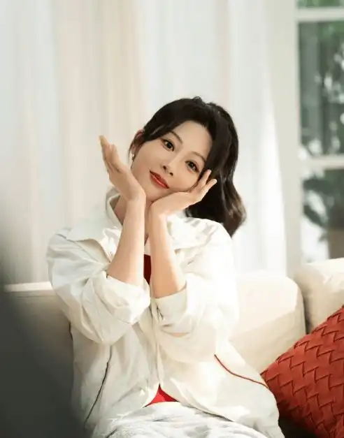 杨紫穿针织衫小秀香肩,俏皮灵动,可盐可甜