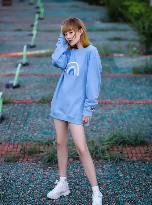 过时的审美,毁了多少普通女生卫衣别再配裤子了,这样穿也很美