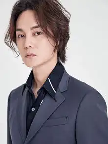 尹正帅气西服来袭中分男人魅力不可挡