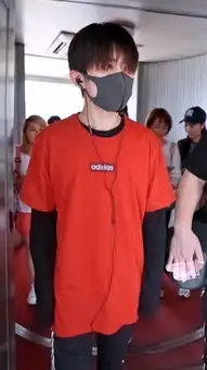 易烊千玺红黑配现身刘海遮眼面尽显少年气