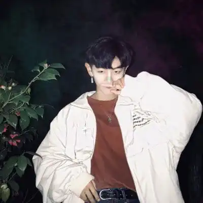 不明显情侣头像一男一女还没长大就老了