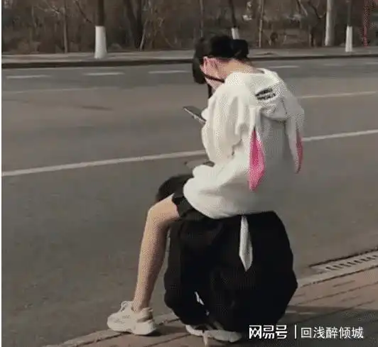 和相亲女友出来吃饭,看到前面这两个肉球,吃什么好像不重要了