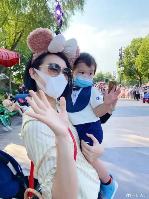 胡杏儿带小儿子游迪士尼,奕霖戴妈妈发箍秀气如小女孩