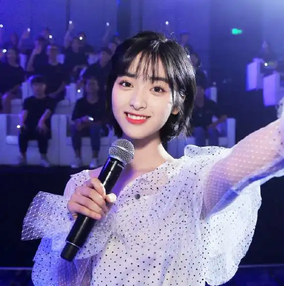 沈月只是剪了一款波波头造型,却美出了新天际,秒变漫画少女