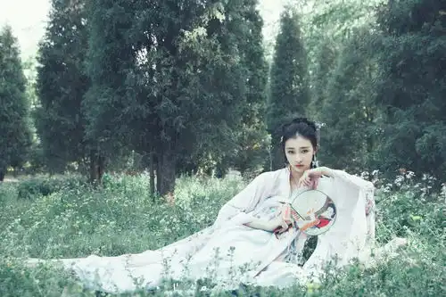 王一诺古风时尚大片,仙女范十足