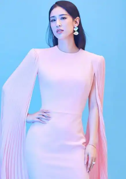 黄圣依真会显嫩了,36岁穿粉色裙少女感足,叫00后怎么活